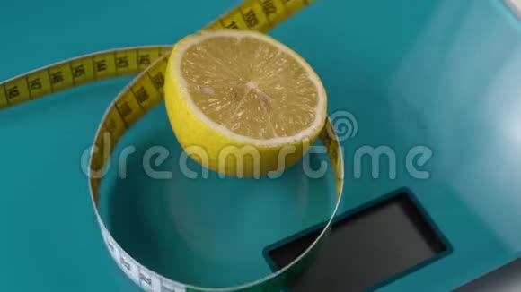 一种多色的厘米在水蓝宝石地板上的柠檬周围呈环形下视频的预览图