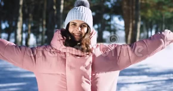 在一幅冬日的肖像画中戴着牙套在镜头前微笑着的魅力女士视频的预览图