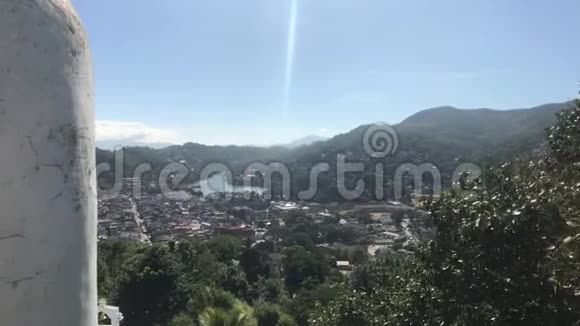 斯里兰卡坎迪从屋顶的一侧可以看到城市的景色视频的预览图