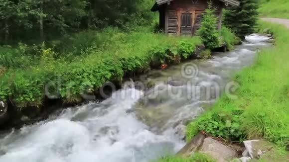 奥地利蒂罗尔州施瓦扎切塔尔山谷的小谷仓流动的水流视频的预览图