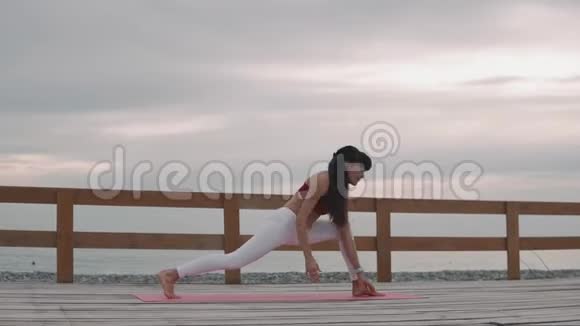 女运动员在热带海滩做瑜伽视频的预览图