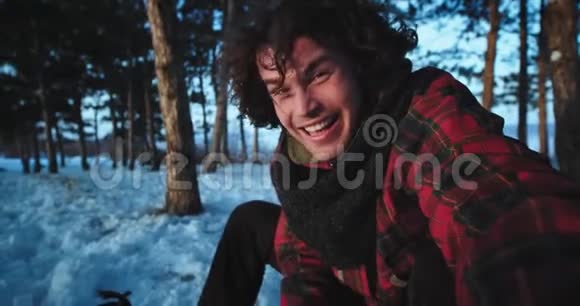 美丽的游客在雪地森林中捕捉自己的镜头制作一个非常热情的视频视频的预览图