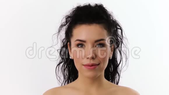 漂亮的女人带着化妆管视频的预览图