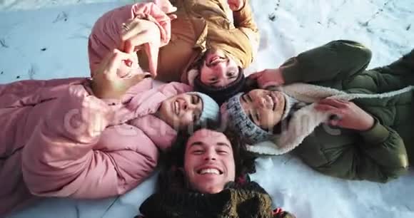 在冬天的一天里一群大朋友在一起玩得很开心他们用相机拍了一些视频同时享受着视频的预览图