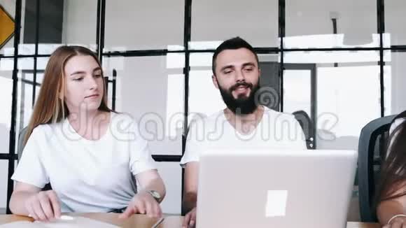 男人和女人讨论现代办公室的联合项目视频的预览图