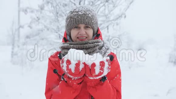 女人用手吹雪视频的预览图