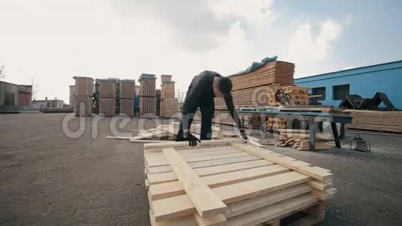 人折叠木板家具材料用的方形木板堆加速射击视频的预览图