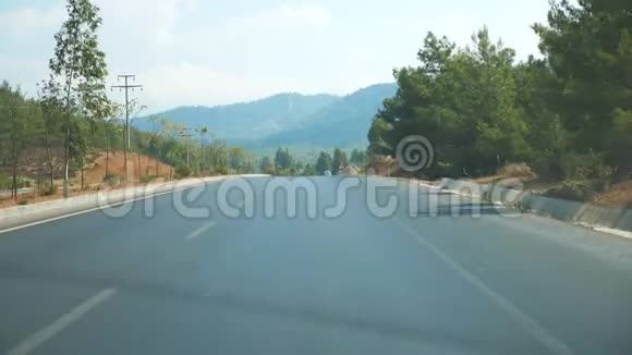 风景优美的山地环境中汽车在公路上行驶的观点夏日乘汽车穿过高速公路视频的预览图