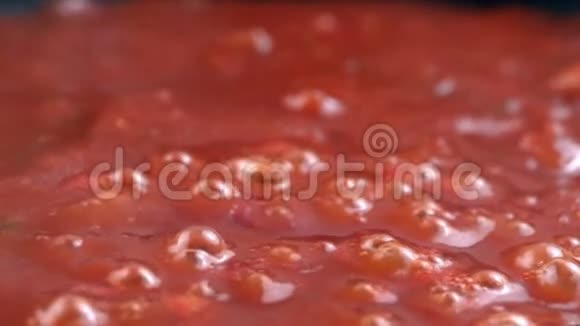 热番茄酱加热后用平底锅煮慢动作烹饪视频的预览图