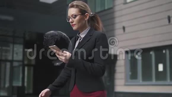 商业女性持有手机使用全息和增强现实新技术的概念视频的预览图