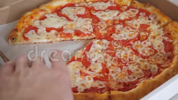 手拿美味的彩色披萨片近景视频的预览图