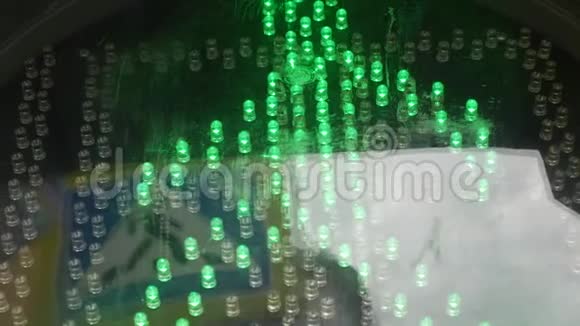交通灯的LED显示与移动行人的动画视频的预览图