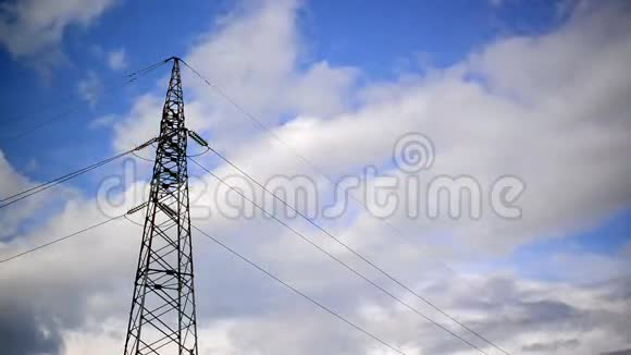 高压电力塔和线路与时间推移云在背景视频的预览图