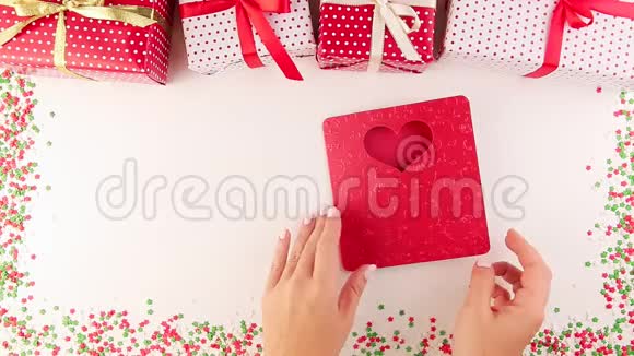 女人的手打开一张手工制作的圣诞贺卡新年礼盒视频的预览图