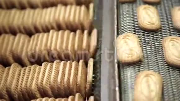 曲奇工厂食品工业捏造饼干制作视频的预览图