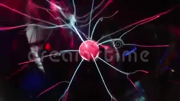 红光球周围的红白等离子射线视频的预览图