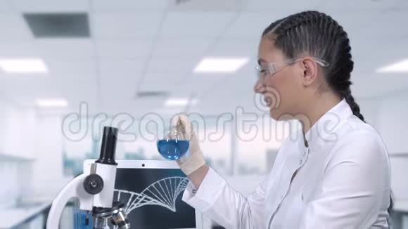 一位女实验室技术人员正在研究一种治疗癌症的方法一位女科学家正在进行临床试验科学视频的预览图
