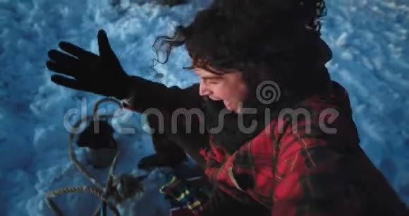 冬季雪橇上一位卷发游客的特写镜头让一段有趣的视频非常兴奋视频的预览图