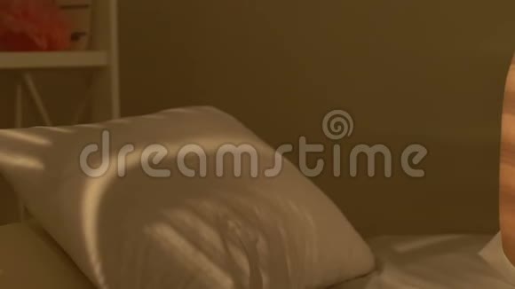疲惫的女青少年晚上躺在床上为美丽的皮肤健康睡眠视频的预览图