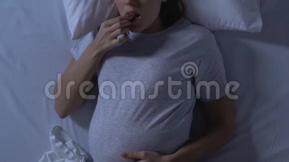 孕妇抱着肚子睡在床上姿势不舒服视频的预览图