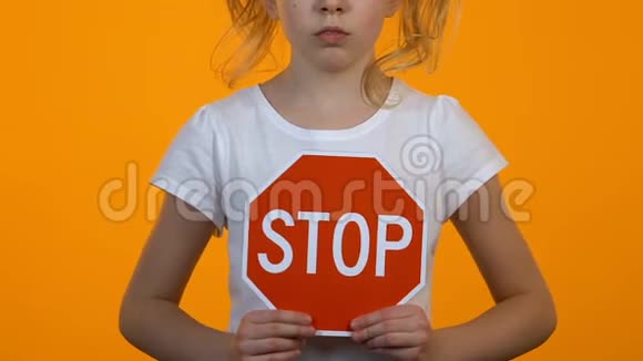 小女孩手里拿着停车标志模板儿童权利保护视频的预览图