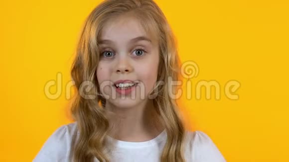 开朗的女孩眨眼显示OK标志为孩子高兴的商品特写视频的预览图
