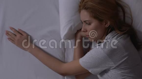 哭泣的女人抚摸着床的另一边分手后失去男朋友视频的预览图