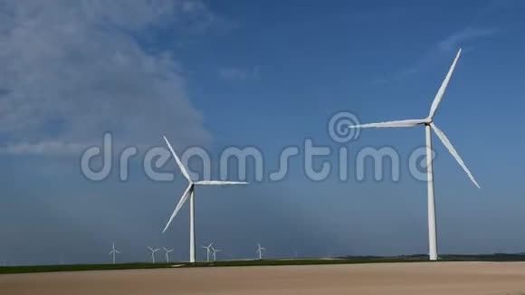 风力发电塔位于一个领域并产生绿色能源视频的预览图