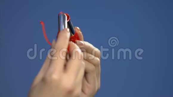 女人用口红在玻璃上写难看的字自尊问题视频的预览图