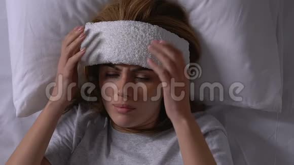 病人额头上有毛巾床上冻得发抖有流感症状视频的预览图