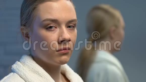 沮丧的女青少年照镜子哭泣和男朋友有问题视频的预览图