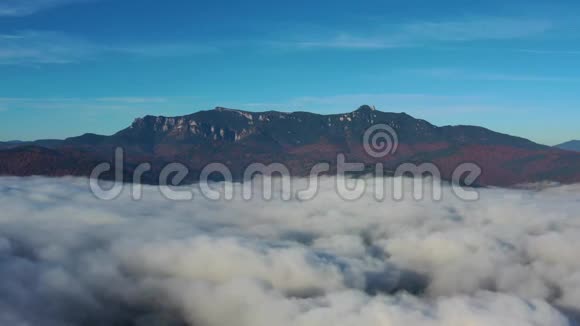 秋天的早晨飞过山湖飞过云和山的风景视频的预览图