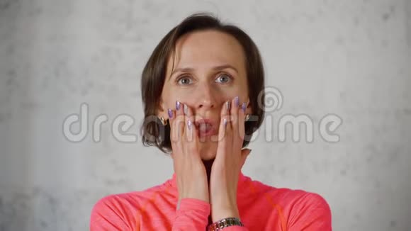 尖叫女人的肖像双手靠近嘴巴她做面部体操视频的预览图