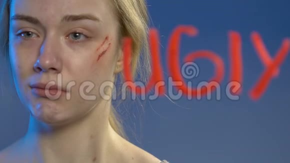 少女脸上伤痕累累痛哭流涕镜子上写着丑陋的字视频的预览图