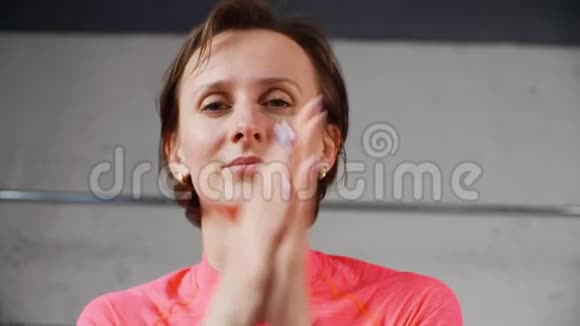 女人的肖像搓手按摩脸颊用温暖的手掌抱着头视频的预览图