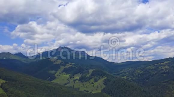 夏季山的时间流逝视频森林和岩石山的空中视频和移动的云视频的预览图