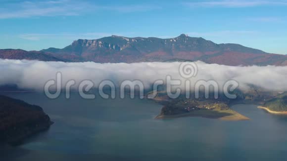 秋天的早晨飞来飞去的无人机在山湖上空盘旋视频的预览图