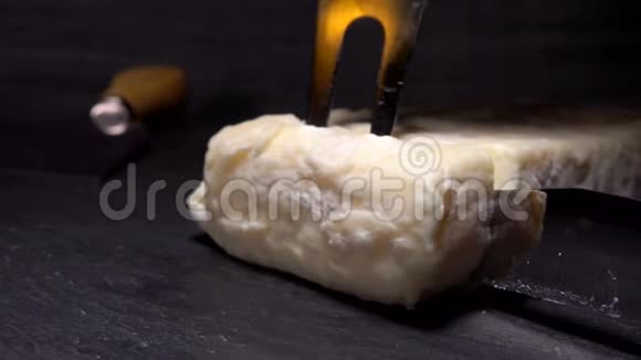 刀削和叉子托起一块山羊奶酪视频的预览图