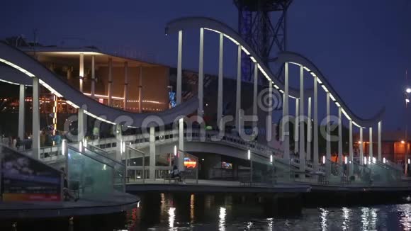 夜景兰布拉德马人行桥现代设计在巴塞罗那港视频的预览图