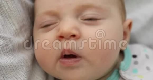 可爱的婴儿大声打喷嚏视频的预览图
