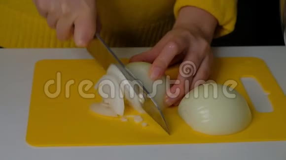 厨师切洋葱刀切洋葱快速切菜半环洋葱低头煎这就是视频的预览图