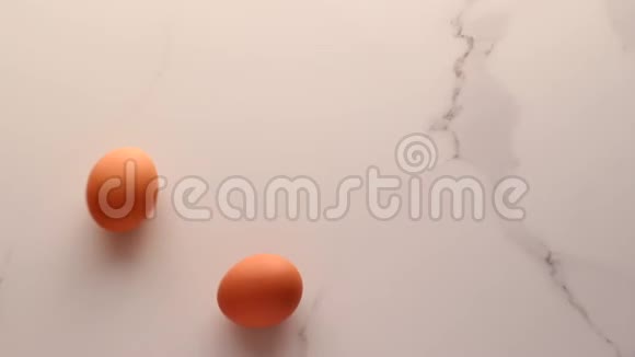 大理石桌上的鸡蛋作为最小的食物平躺顶景食品品牌视频平躺和烹饪食谱视频的预览图