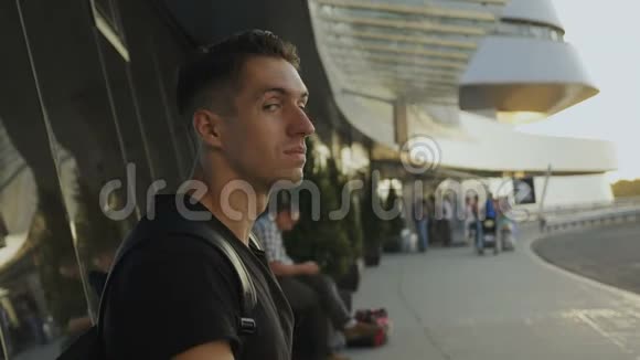青年男性在机场汽车站或火车站的肖像视频的预览图