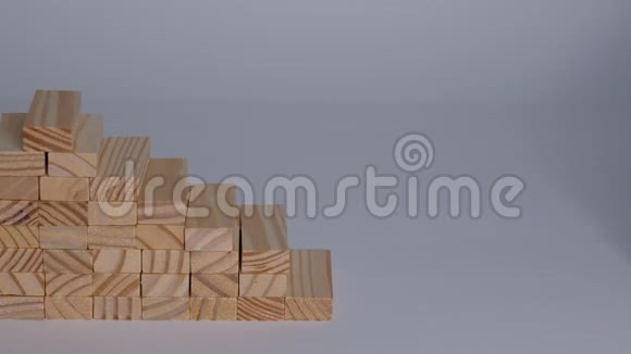 堆叠的立方体和女手模仿在白色背景下走上楼进步的概念特写视频的预览图