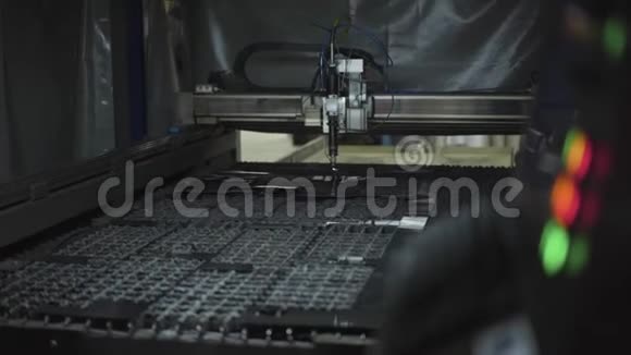 金属加工过程等离子切割机内部的特写自动化设备在工作钢铁生产视频的预览图