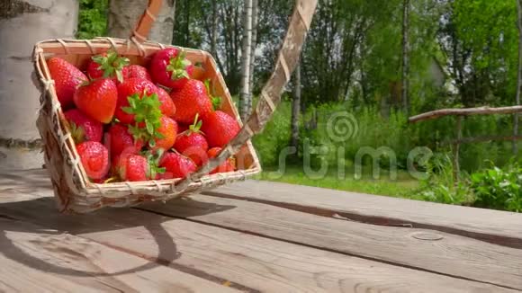 大草莓在木头表面滚动视频的预览图