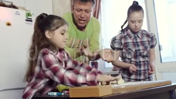 这家人的父亲教他的女儿有唐视频的预览图