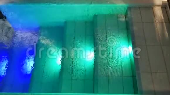 室内游泳池里荡漾着五颜六色的灯光视频的预览图