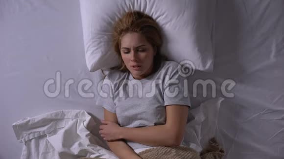 年轻女子发烧骨头酸痛染上病毒躺在床上视频的预览图