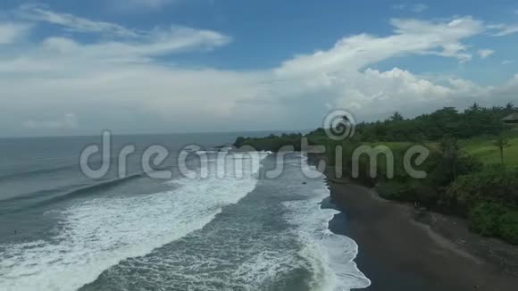 美丽的巴厘岛海岸线海滩上有泡沫般的海浪视频的预览图